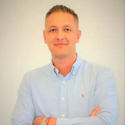 Ortodonta dr hab. n. med. Piotr Buczko, ortodonta Białystok, aparaty stałe, Invisalign, aparaty dziecięce, stomatologia